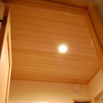 天井:青森ひばの羽目板 トイレと洗面の天井は森の香りがする青森ひばを貼っています。 深呼吸すると体の心まで気持ちよくリラックスしてしまいます。