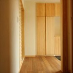 リビングからも玄関からも陽がはいる明るい玄関ホール。 たっぷり靴が入る玄関収納はパインの扉。木で囲まれてホッとする玄関です。