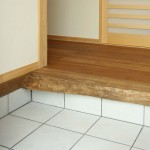他にも:無垢板 玄関にはセンの無垢板から切り出した上がり框。 トイレやリビングのカウンターなどにも木楽の無垢板を使用しています。