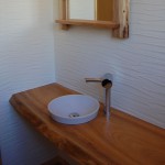 無垢一枚板を使った木楽オリジナルのトイレ手洗いカウンター。 贅沢なひと時が過ごせるトイレ空間は、お客様も驚きです。