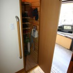 玄関クローク:広い玄関ホールにするため、下駄箱は置かずクロークをつくりました扉を閉めるとスッキリ