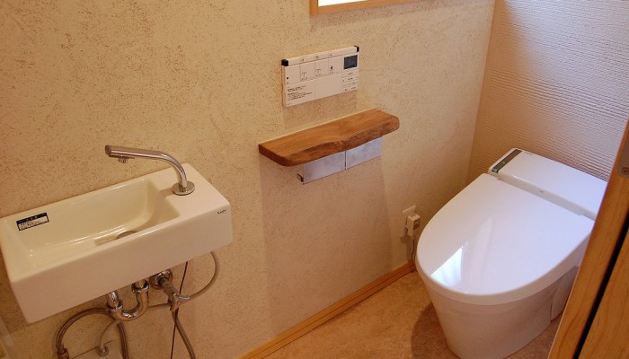 １帖スペースのトイレ空間でもタンクレストイレの採用でひろびろ。