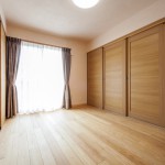 LDK(2):就寝の頃には、LDKと洋室の間の3枚扉を閉じると仕切られた6帖の寝室に早変わりです。