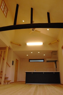 リビング１：リビングの天井は、２階から続く屋根の勾配を利用した吹き抜けで開放感たっぷり。