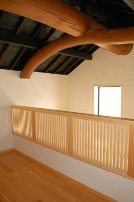 蔵の屋根を支える大きな丸太梁。木楽スタッフが心をこめて磨きました。