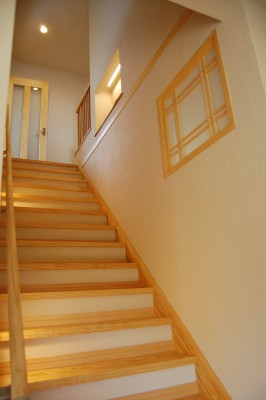 階段ホール１：２階リビングだから階段の幅をゆったりととっています。