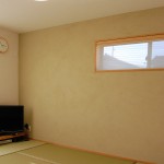 和室１：お客様にお泊りして頂く和室。壁と天井に青森ヒバの香りがするケイソウ土を塗りました。森林浴効果でリラックスしてもらえるかな？