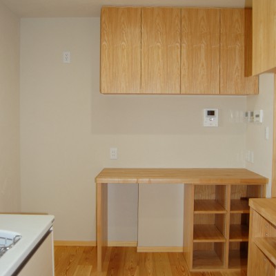 キッチン２：冷蔵庫のスペースとパソコンコーナー。棚の幅はＡ４トレイが入るようにというご希望で設計。